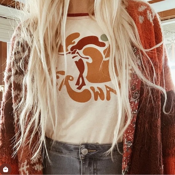 Her waves tshirt - Picture 2 of 6